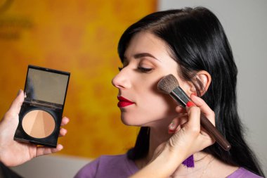 Farklı tonları toz ile modelleme yüz