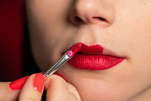 Make-up kunstenaar werkt met een mooie brunette in een schoonheidssalon — Stockfoto