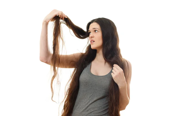 Jeune femme avec des cheveux problématiques. Fond blanc — Photo