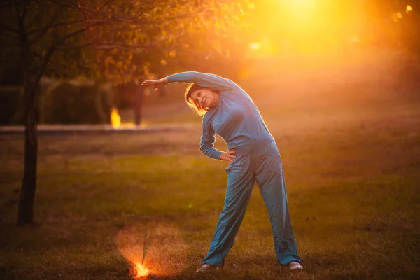 Una anciana hace deporte al atardecer. . —  Fotos de Stock