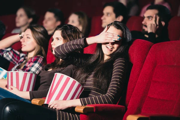 Filmdeki kızdan korku filmlerine eller gözlerini kapatıyor — Stok fotoğraf