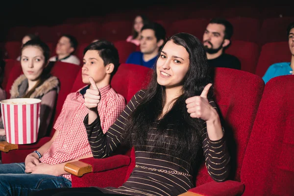 Chica en una película mostrando un pulgar hacia arriba —  Fotos de Stock