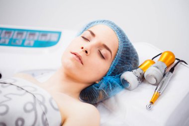 Güzellik salonunda fotoepilasyon prosedürü. Genç bir kadın yüzünde istenmeyen saç kaldırılır. Donanım kozmetolojisi. Yakın çekim