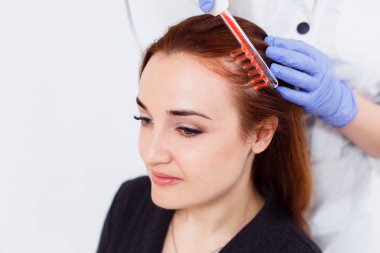 Genç bir kadın bir dermatoloğu ziyaret etti. Elektrik darson alma