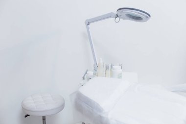 Beyaz bir arka plan üzerinde güzellik salonunda prosedür Kabine