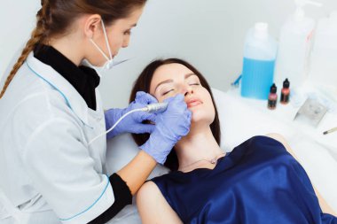 Kalıcı makyaj güzellik salonda dudaklarında sahip genç kadın.