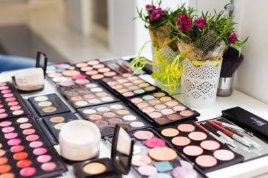 Kullanılmış Kozmetik paletler masada yakın çekim