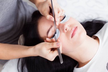 Kirpik Bakımı Tedavi Prosedürleri: Boyama; Kıvırma; Kirpikler için Laminasyon ve Uzatma. Mükemmel Taze Cilt ve Uzun Kirpikler ile Güzellik Modeli. Cilt bakımı; Spa ve Sağlık. Yakın çekim.