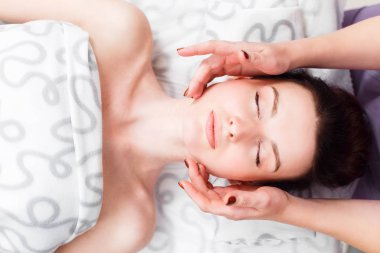 Güzellik salonunda yüz masajı güzel esmer