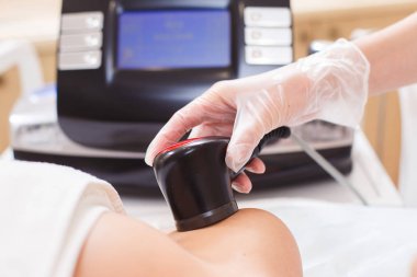 Donanım kozmetolojisi. Vakum masajı. T güzel genç kadın