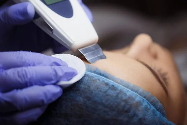 De cliënt ligt op de Bank bij een receptie met een cosmetoloog — Stockfoto