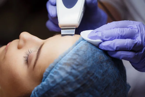 De cliënt ligt op de Bank bij een receptie met een cosmetoloog — Stockfoto