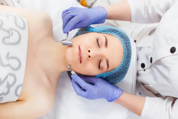 微小電流療法中の若い女性の顔のクローズアップ. — ストック写真