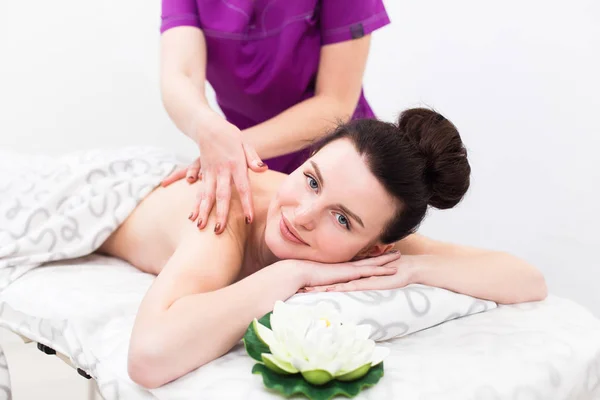Schöne Brünette an der Rezeption einer Massagetherapeutin — Stockfoto