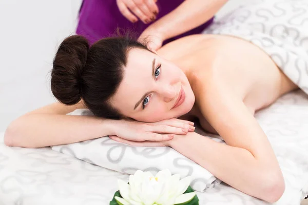 Mooie Brunette Vrouw Met Een Massage Een Schoonheidssalon — Stockfoto