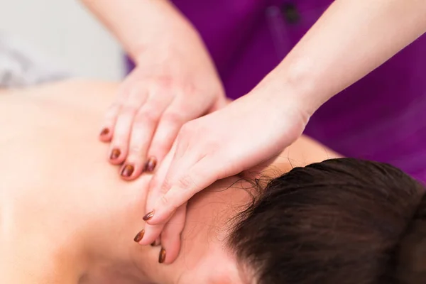 Mooie Brunette Vrouw Met Een Massage Een Schoonheidssalon — Stockfoto