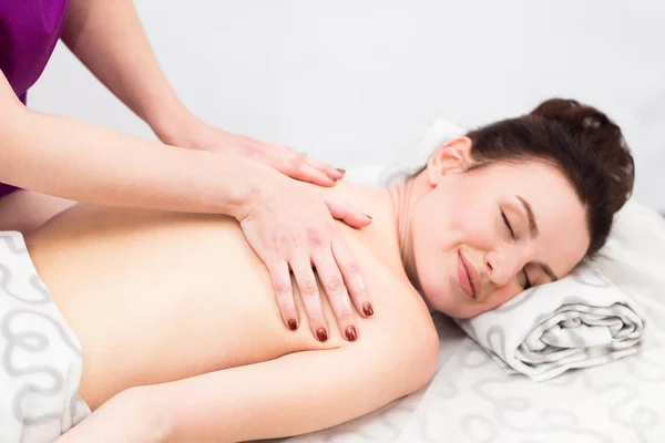 Mooie Brunette Vrouw Met Een Massage Een Schoonheidssalon — Stockfoto