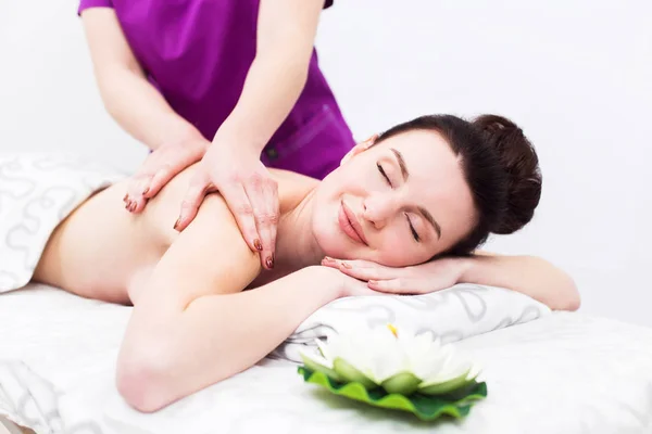 Mooie Brunette Vrouw Met Een Massage Een Schoonheidssalon — Stockfoto