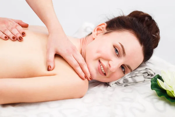 Bella Donna Bruna Che Massaggio Salone Bellezza — Foto Stock