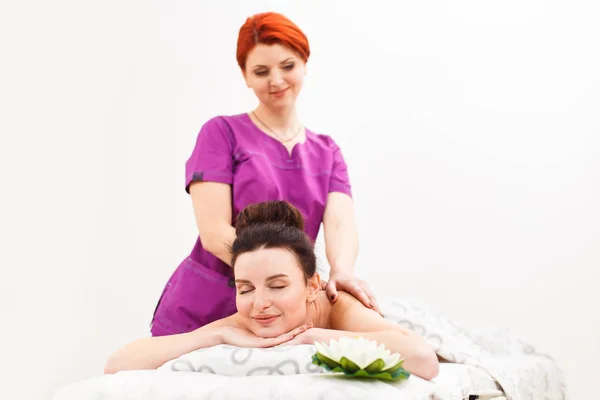 Der Arzt macht eine Rückenmassage für ein Mädchen — Stockfoto