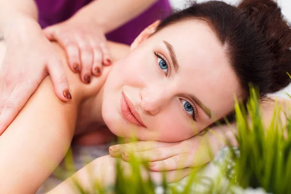 Lachende cliënt tijdens een massagesessie — Stockfoto
