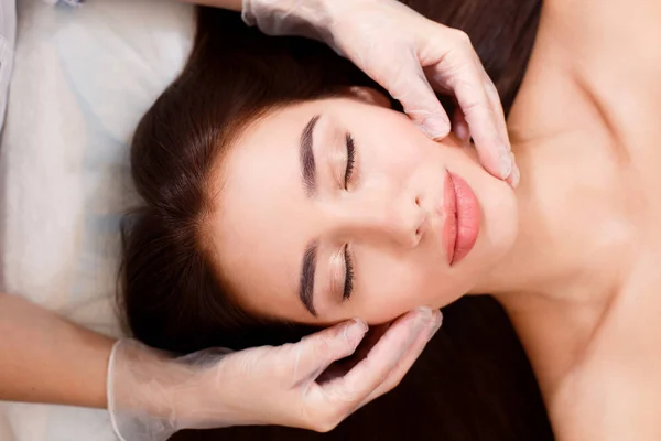 Hermosa Morena Masaje Facial Salón Belleza — Foto de Stock