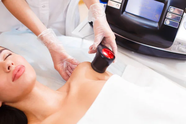 Cosmetología de hardware. Masaje al vacío. Hermosa mujer joven en t — Foto de Stock