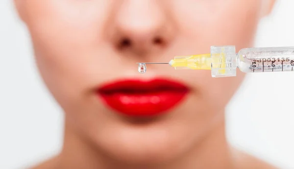 Setetes Botox hang dari jarum suntik terhadap — Stok Foto