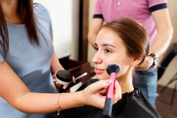 Een Jonge Vrouw Een Schoonheidssalon Met Een Kapper Een Make — Stockfoto