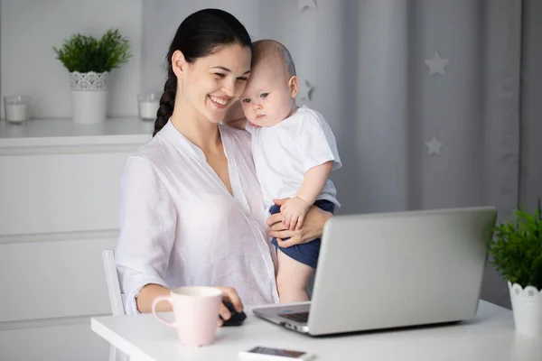 Joven Madre Trabajando Decreto Computadora Con Hijo Bebé Sus Brazos — Foto de Stock