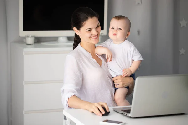 Joven Madre Trabajando Decreto Computadora Con Hijo Bebé Sus Brazos — Foto de Stock