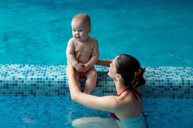 Annemin kasları gelişiyor. Havuzda çeşitli egzersizler yapıyorum. Yüzmeyi öğretiyor.