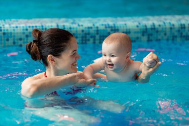 Annemin kasları gelişiyor. Havuzda çeşitli egzersizler yapıyorum. Yüzmeyi öğretiyor.