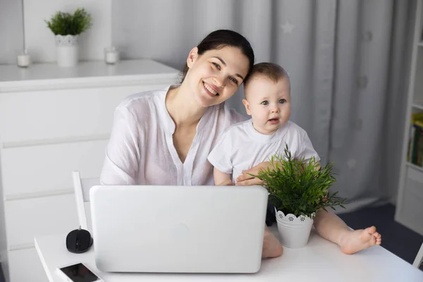 Joven Madre Trabajando Decreto Computadora Con Hijo Bebé Sus Brazos — Foto de Stock