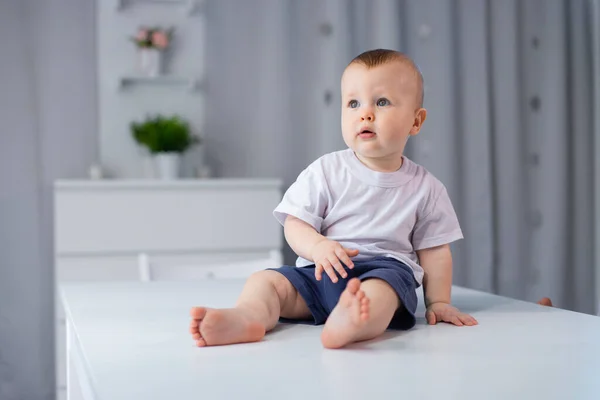 Porträt Eines Kleinen Jungen Das Baby Sitzt Einem Hellen Raum — Stockfoto