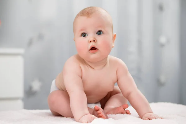 Bebê Uma Fralda Senta Quarto Brilhante — Fotografia de Stock