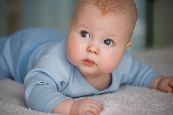 Portrét Malého Chlapce Který Leží Břiše Modrém Obleku — Stock fotografie