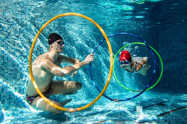 Treinador Masculino Com Uma Menina Piscina Ensina Nadar Sob Água — Fotografia de Stock