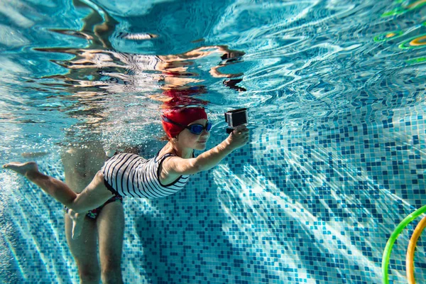 その少女はプールで泳ぐことを学んだ 水中で自撮りする ビデオ写真の彼のトレーニングを取る — ストック写真