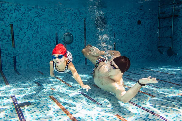 Männliche Trainer Mit Einem Kleinen Mädchen Pool Bringt Schwimmen Unter — Stockfoto