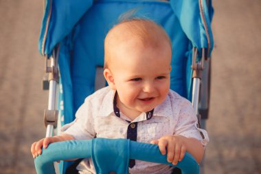 Yürüyen bir yaz arabasında küçük bir çocuk