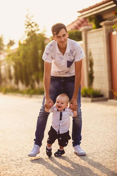 Dad Son Family Strolls Streets City Houses — Stock Photo, Image