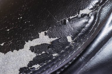 Eskimiş Siyah Ofis Sandalyesi hasarı