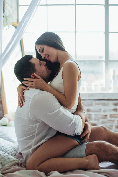 Jóvenes Amantes Hombre Mujer Dormitorio Cama Abrazo Beso — Foto de Stock