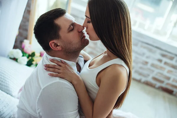 Jóvenes Amantes Hombre Mujer Dormitorio Cama Abrazo Beso —  Fotos de Stock