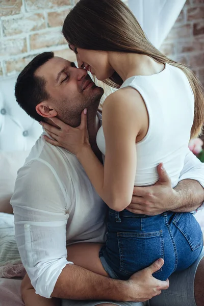 Genç aşıklar erkek ve kadın yataktaki yataktalar. Sarıl, öp..