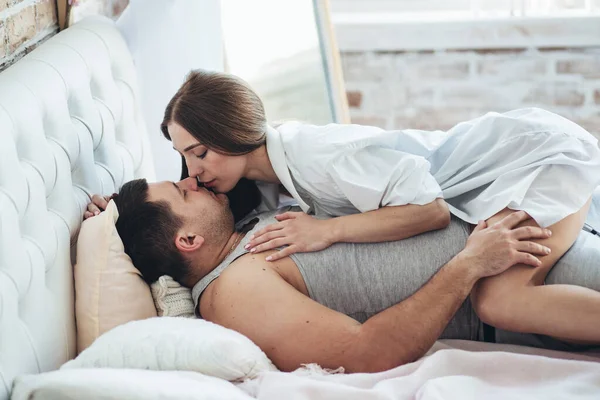 Jeunes Amants Homme Femme Dans Chambre Sur Lit Câlin Baiser — Photo