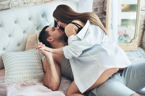 Jeunes Amants Homme Femme Dans Chambre Sur Lit Câlin Baiser — Photo