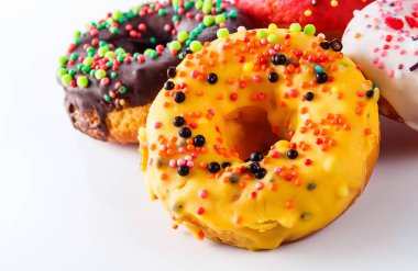 Beyaz arkaplanda renkli çörekler (yakın plan))