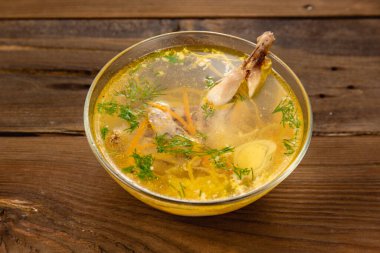 Bıldırcın yumurtası ahşap bir zeminde saydam yuvarlak bir tabakta.